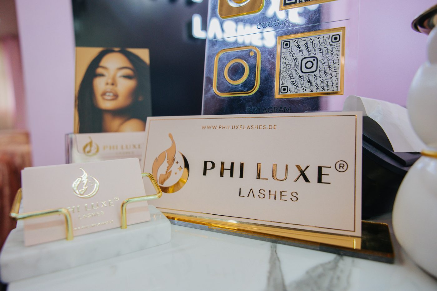 Folge uns, PHI LUXE LASHES®