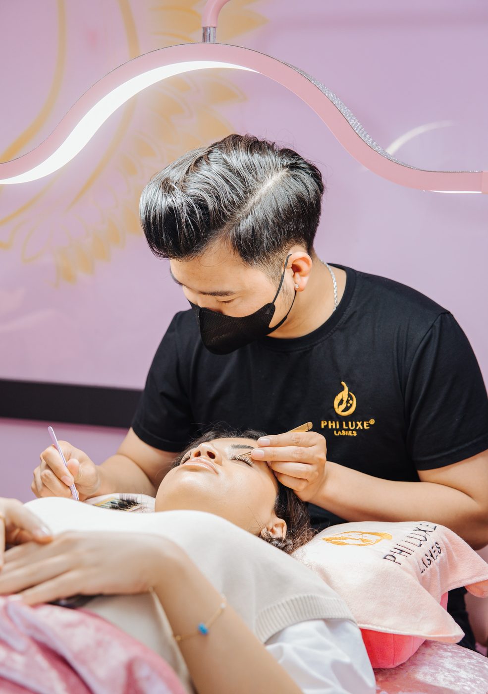 Phi bei der Arbeit, PHI LUXE LASHES®