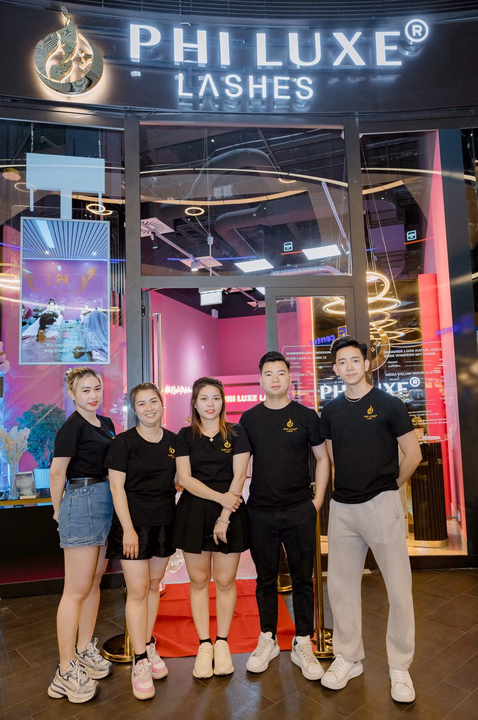 Team vor dem Studio, PHI LUXE LASHES®