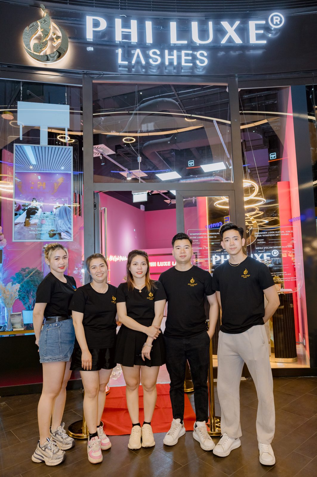 Unser Team vor dem Studio, PHI LUXE LASHES®